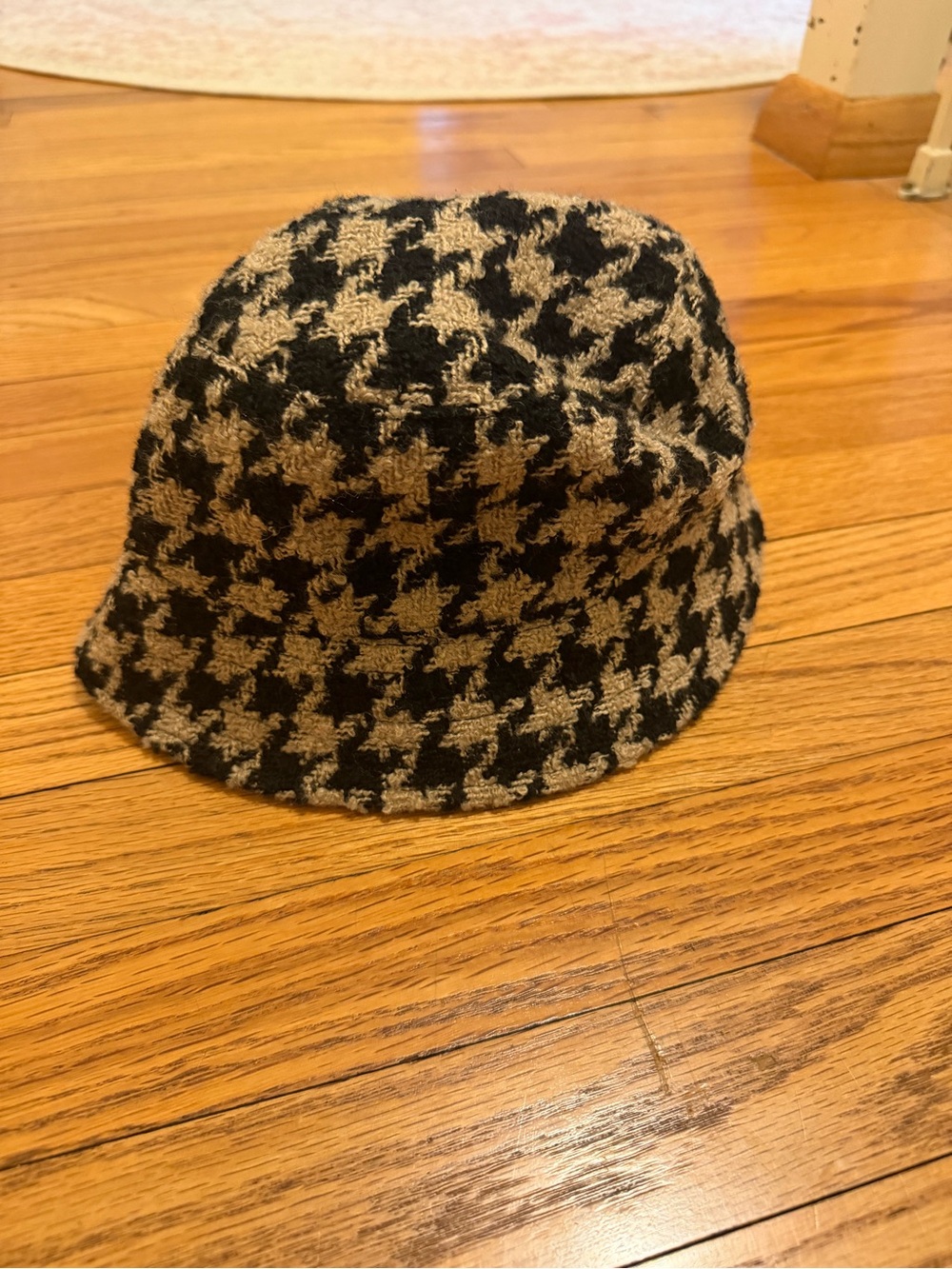H&M Houndstooth Teddy Bucket Hat Black & Beige Size S